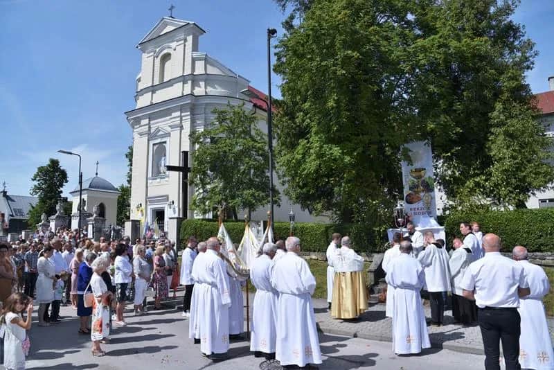 Dlaczego w Boże Ciało są 4 ołtarze? Odkryj ich głębokie znaczenie