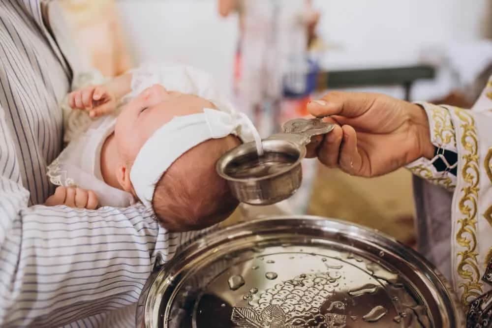 Ile kosztują chrzciny w kościele? Sprawdź, jak uniknąć niepotrzebnych wydatków