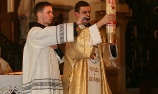 Czy liturgia wigilii paschalnej zwalnia z mszy w niedzielę?