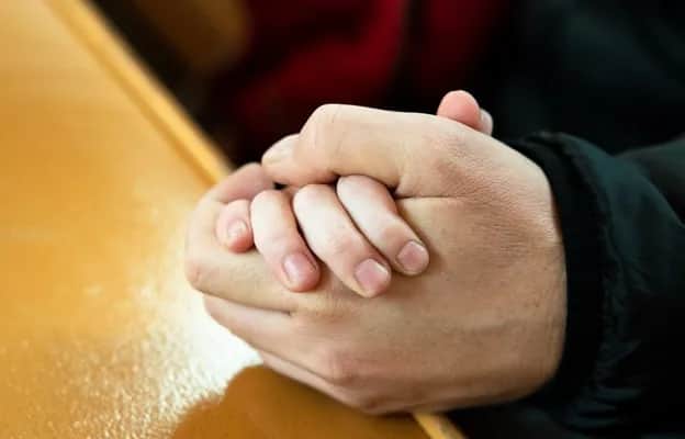 Czy modlitwa na leżąco to grzech? Odkryj prawdę o modlitwie