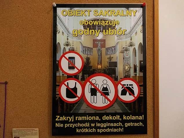 Czy do kościoła można iść w spodniach z dziurami? Sprawdź, co myślą inni
