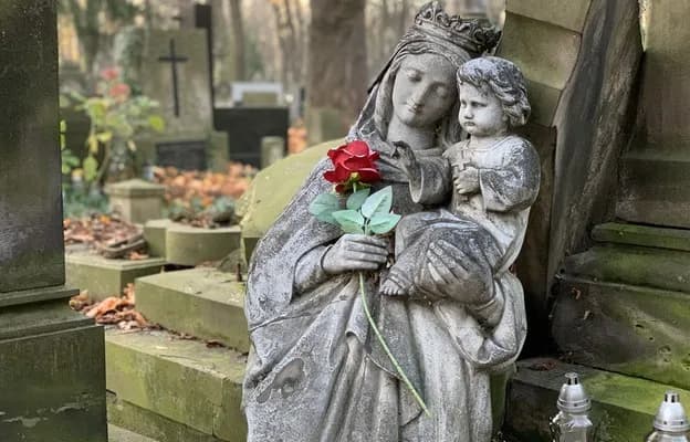 Do kogo przychodzą dusze czyśćcowe? Odkryj ich tajemnice i znaczenie