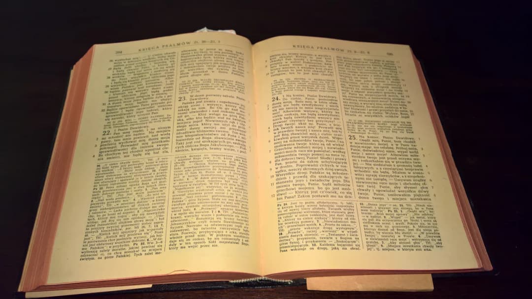 Czy Stary Testament obowiązuje katolików? Wyjaśnienie roli i znaczenia w wierze