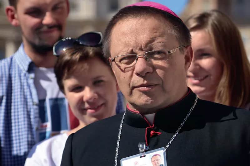 Jak wygląda biskup? Odkryj tajemnice jego stroju i roli w Kościele