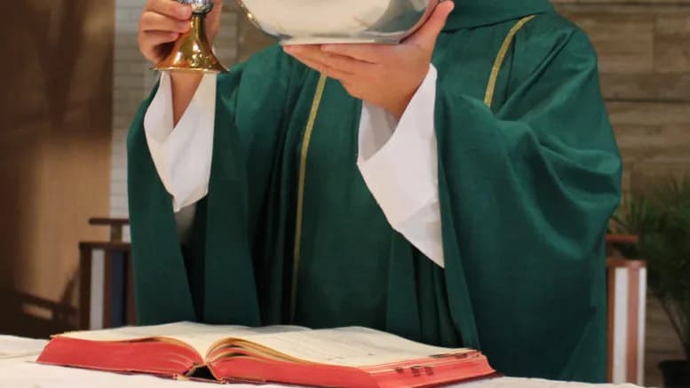 Co mówi ksiądz na mszy? Odkryj znaczenie modlitw i rytuałów