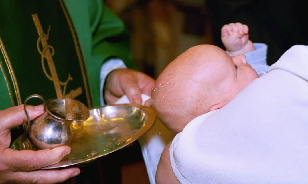 Ile kosztuje chrzest w kościele? Sprawdź, co musisz wiedzieć