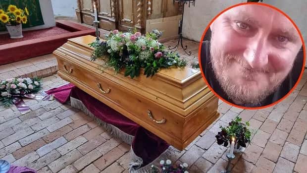 Jak ustawić trumnę w kościele - kluczowe zasady i symbolika