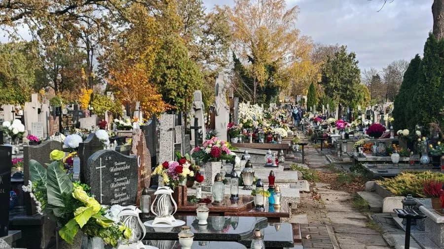 Jak znaleźć kogoś na cmentarzu: proste kroki do lokalizacji grobu