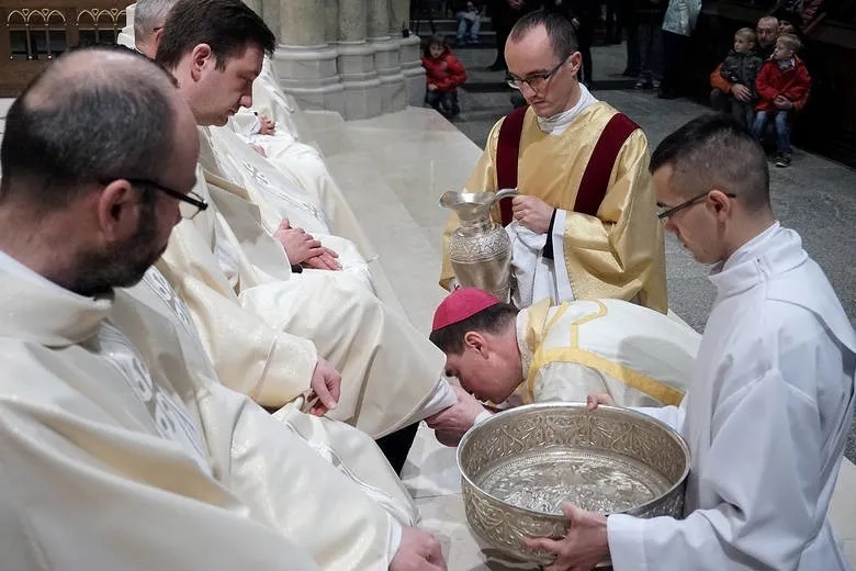 Ile trwa msza wielka sobota? Poznaj czas i znaczenie liturgii