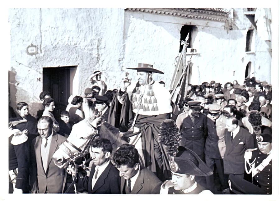 Co nosi biskup na głowie? Odkryj tajemnice mitry i piuski