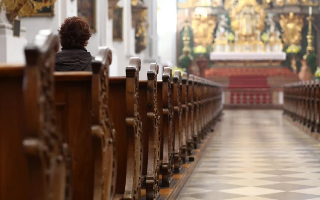 Ile osób chodzi do kościoła? Zaskakujące statystyki i trendy