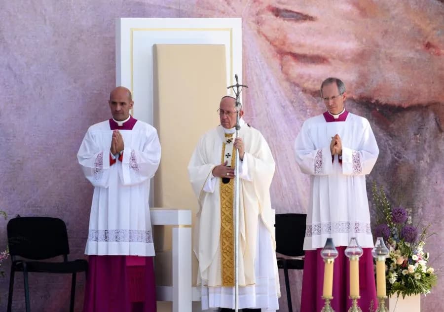Co oznacza postawa stojąca w kościele? Zrozum jej głębię i znaczenie