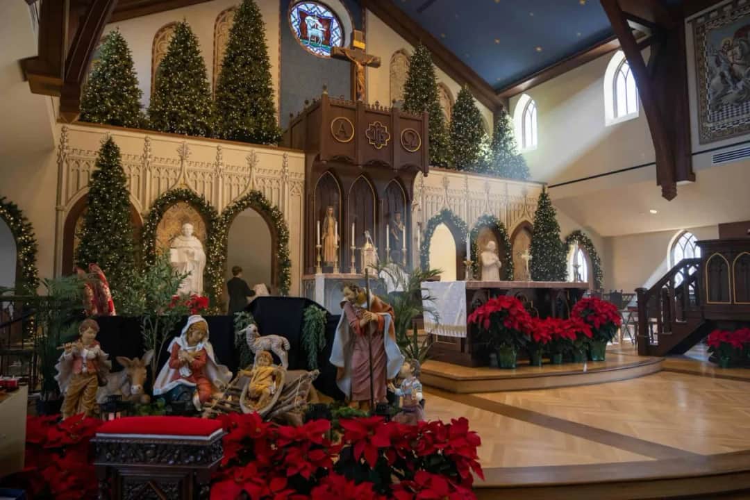 Jak udekorować ołtarz na Boże Narodzenie, by zachwycić wiernych