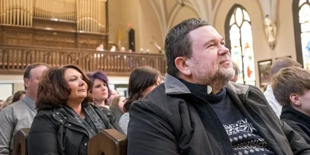 Dlaczego warto chodzić do kościoła? Odkryj korzyści dla duszy i społeczności