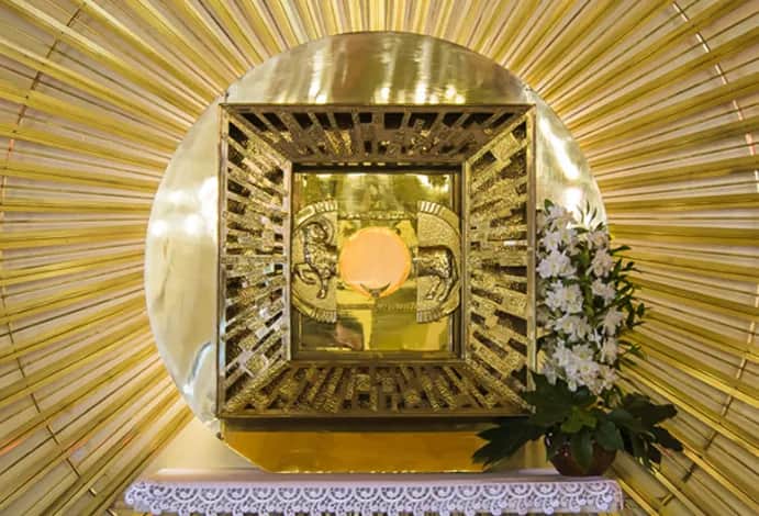 Co to jest adoracja w kościele i dlaczego jest tak ważna?