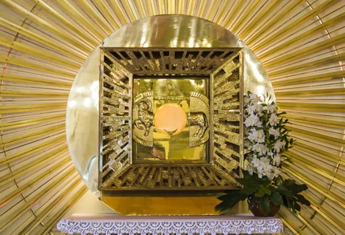 Co to jest adoracja w kościele i dlaczego jest tak ważna?