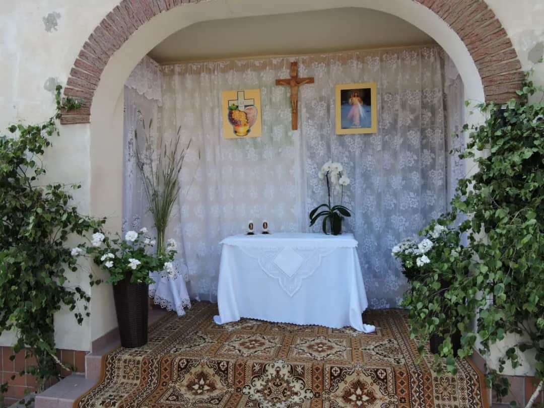 Jak udekorować ołtarz na Boże Ciało: wyjątkowe pomysły i inspiracje