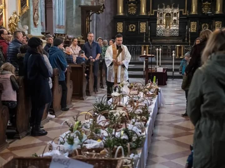 Kiedy odbywa się święcenie wody w kościele? Kluczowe daty i znaczenie