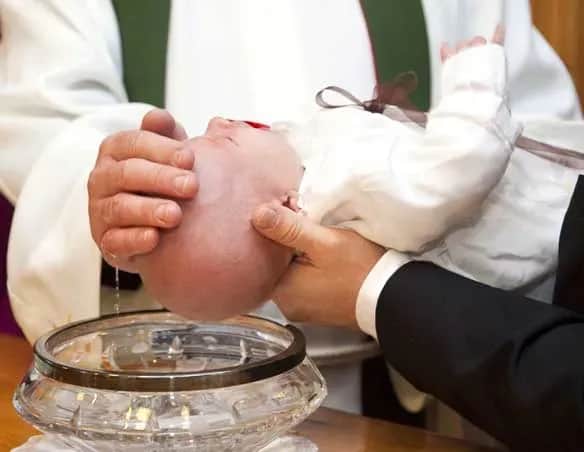 Chrzest bez mszy a komunia – czy można przyjąć komunię?