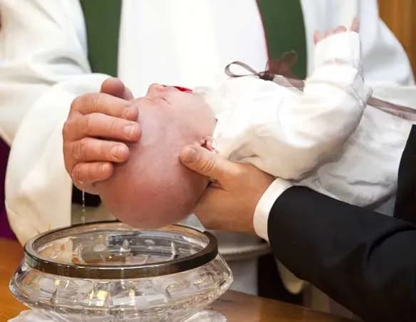 Chrzest bez mszy a komunia – czy można przyjąć komunię?