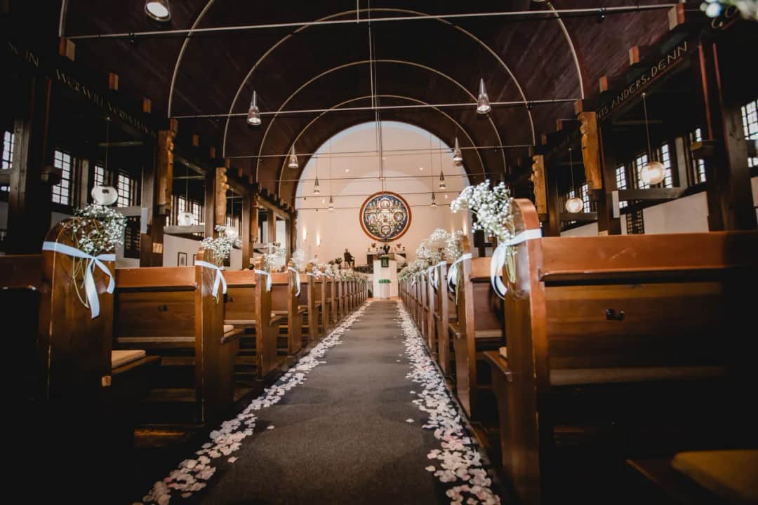 Jak udekorować kościół na ślub, aby zachwycić gości i uniknąć błędów