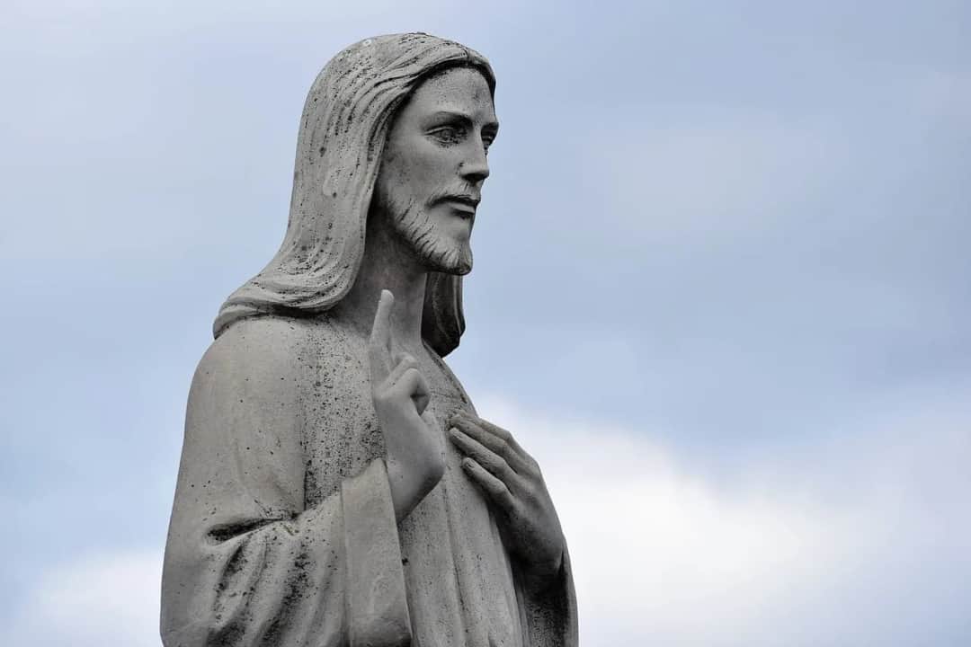 Kto założył kościół katolicki? Niezwykła historia i jej znaczenie