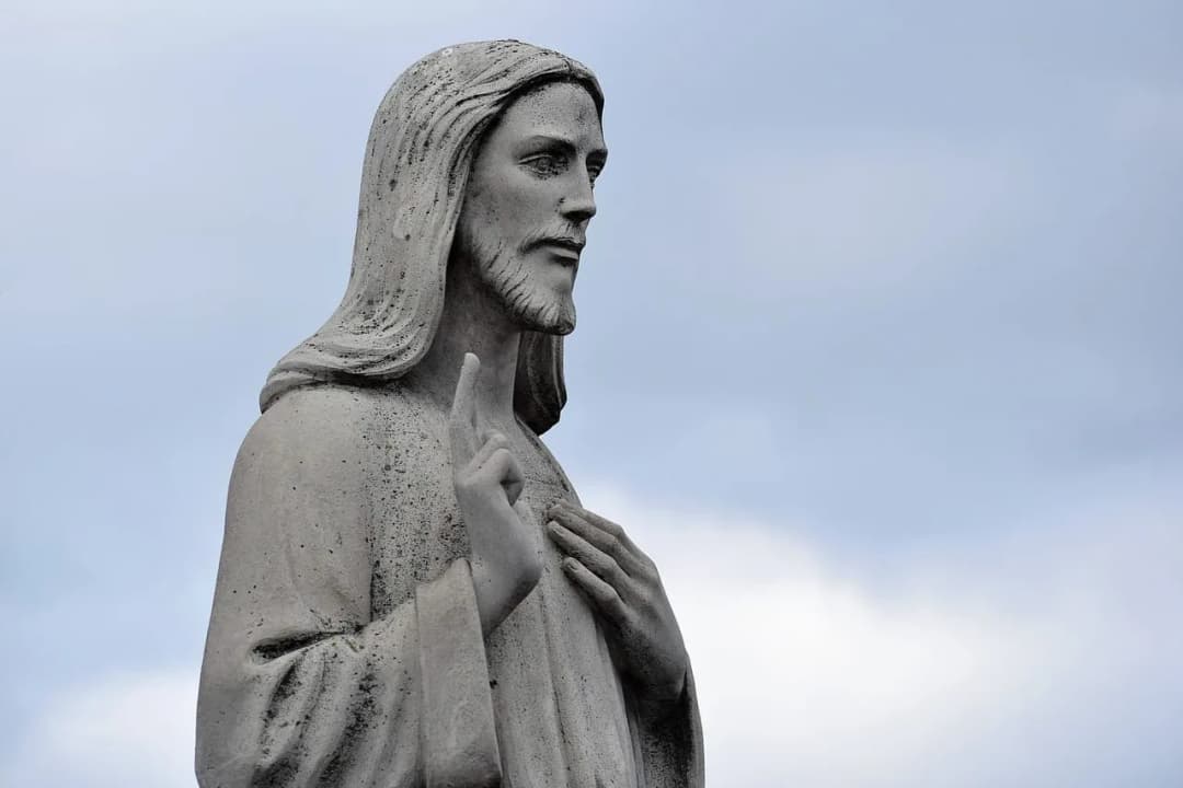 Kto założył kościół katolicki? Niezwykła historia i jej znaczenie