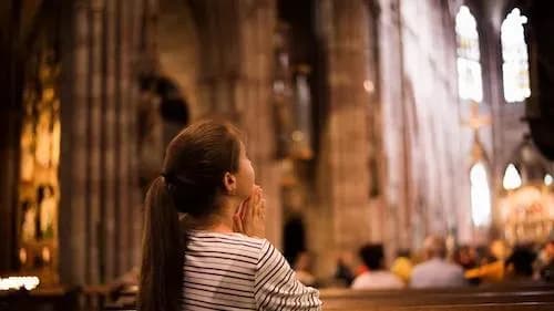 Czy niechodzenie do kościoła to grzech? Odkryj, co mówi Kościół