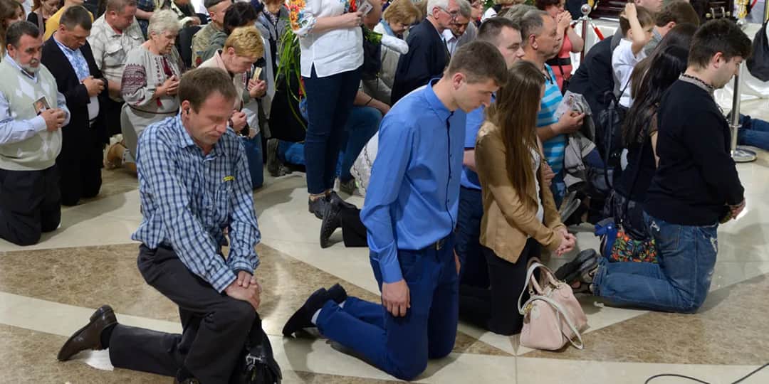 Czy żołnierz klęka w kościele? Zaskakujące zasady i zwyczaje