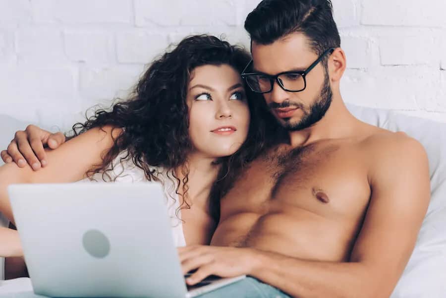 Czy oglądanie filmów z seksem to grzech? Odkryj moralne dylematy