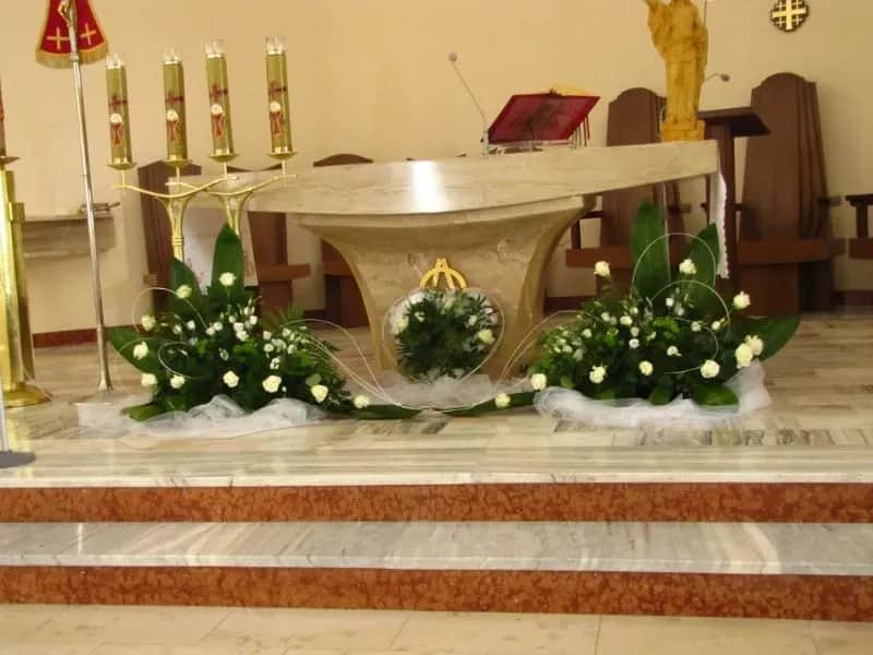 Co znajduje się na ołtarzu w kościele? Odkryj ich znaczenie i rolę