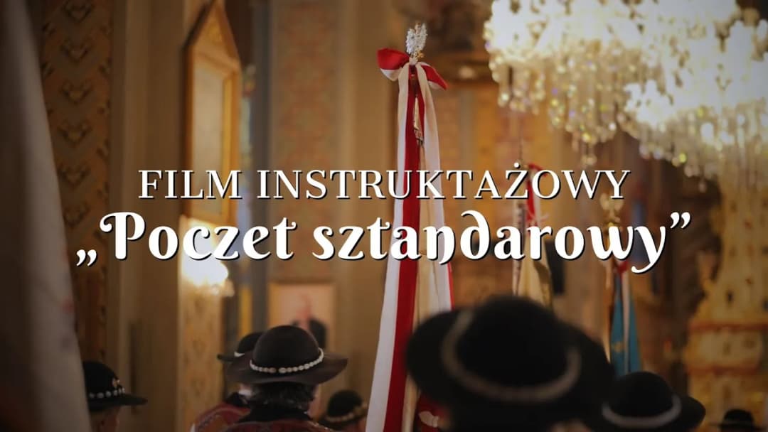 Kiedy opuszczać sztandar w kościele? Poznaj ważne zasady i rytuały