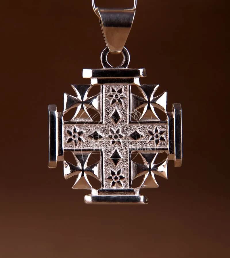 Czy katolik może nosić krzyż jerozolimski? Wyjaśniamy znaczenie i zasady