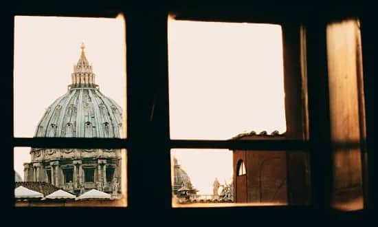 Co to znaczy, że kościół jest powszechny? Zrozumienie uniwersalności