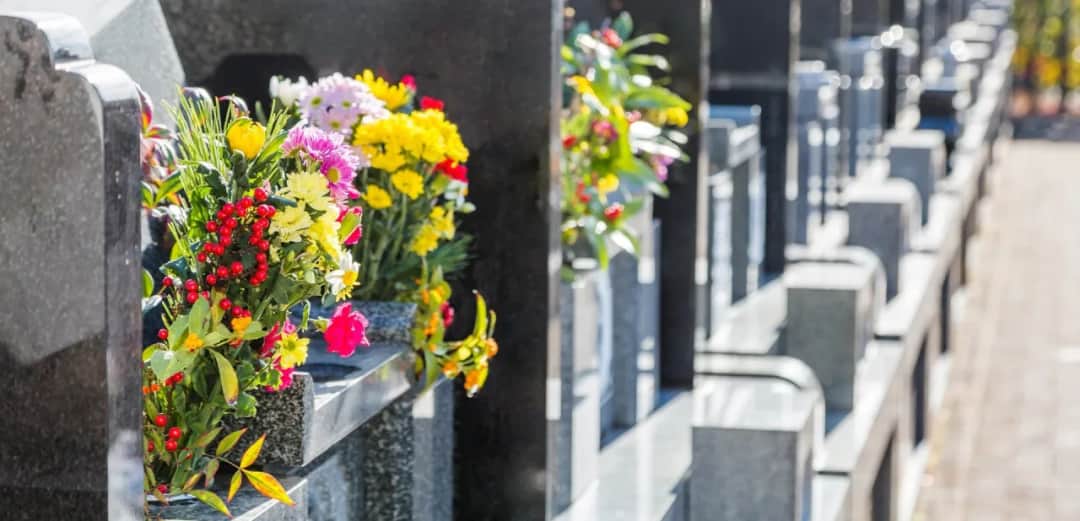 Jak udekorować grób na Wielkanoc: piękne i trwałe pomysły dekoracyjne