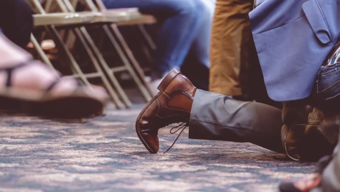 Na które kolano się klęka w kościele i dlaczego to ważne?